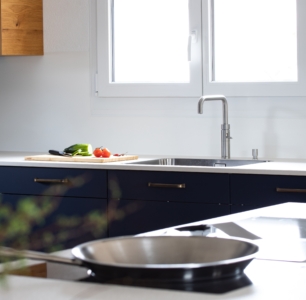 küche dunkelblau keramikabdeckung holz eiche modern offen wok teppan yaki kellenberger ag schreinerei