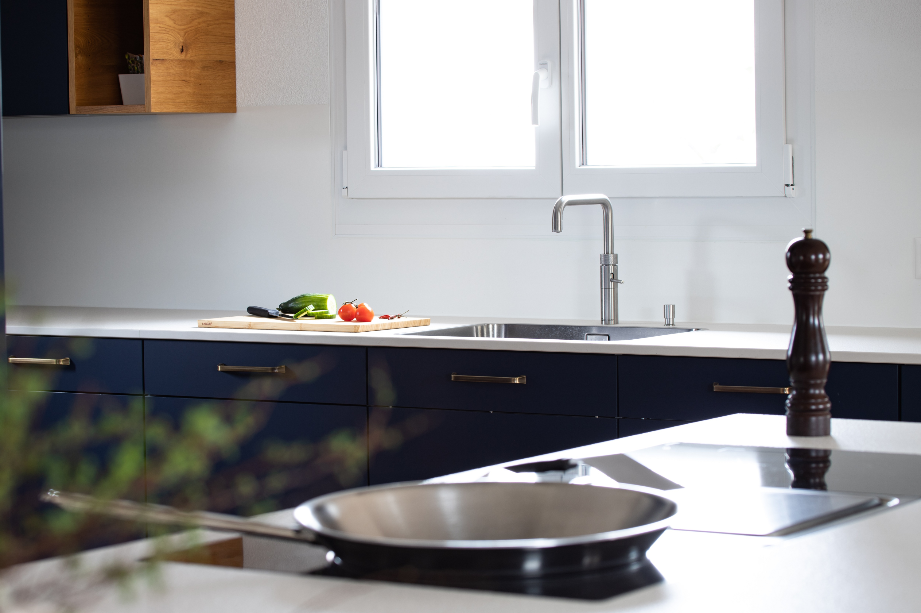 küche dunkelblau keramikabdeckung holz eiche modern offen wok teppan yaki kellenberger ag schreinerei