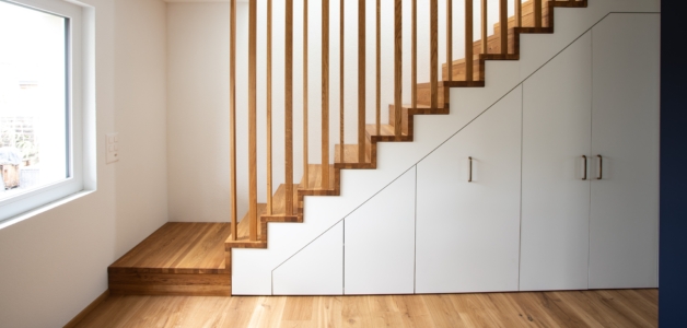 aufbewahrung schrank unter treppe passend nische weiss modern